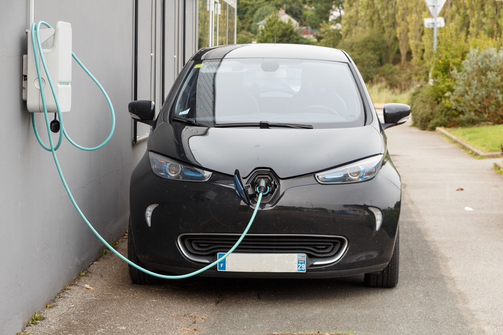 Borne de recharge ou prise pour voiture électrique ?
